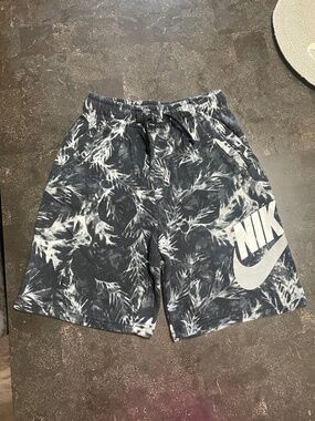 Boys Nike Shorts w/ a Waist Drawstring - Size XL